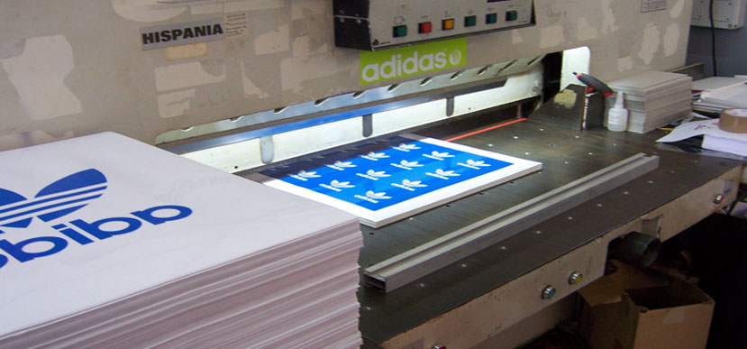 On Target diseña y fabrica para Adidas un set promocional para escaparates y corners en el Punto de Venta. Impresión en serigrafía.