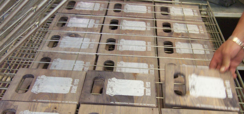 On Target diseña y fabrica para Brugal un cajón de madera serigrafiado y lacado. Producción.