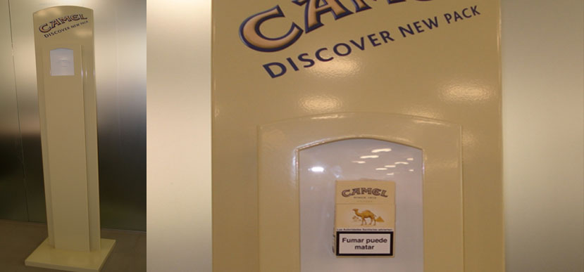 On Target diseña y fabrica para Camel un display metálico de suelo.