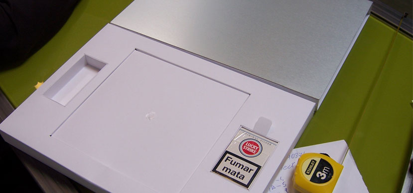 On Target diseña y fabrica un Trade Presenter de cartón con iluminación led para Lucky Strike. Prototipo.