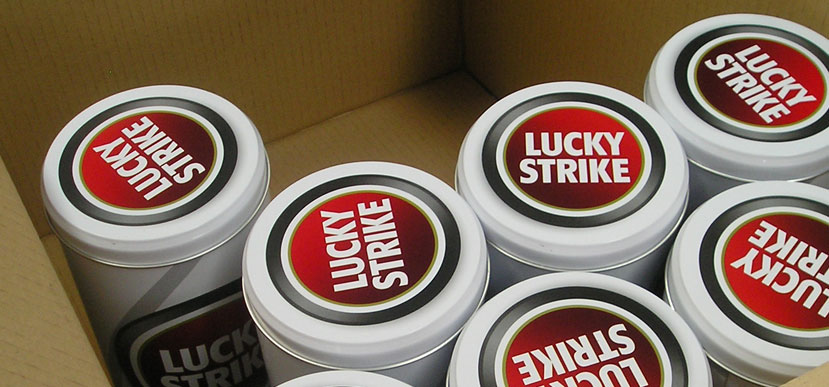 On Target diseña y fabrica un envase basado en chapa litografiada impresa en 4 tintas para Lucky Strike. Producción.